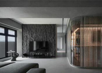 Intérieur d’appartement de couleur graphite par HOHO Design