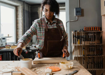 Comment remplir les trous et les fissures dans le bois