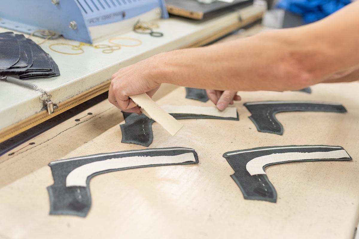 Duplication des détails du plateau, calicot avec imprégnation à la colle.  Fabrication de chaussures.  Pour n'importe quel but.  La super colle peut-elle être utilisée sur le cuir ?