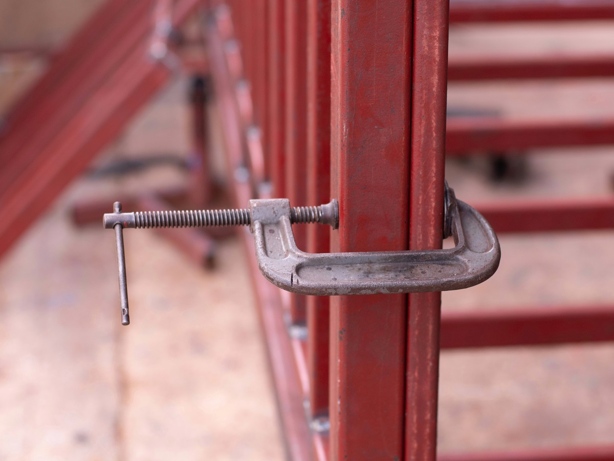 Est-ce que la superglue colle du métal au métal