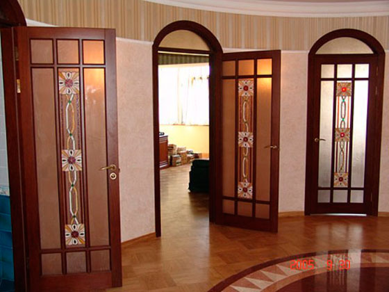Les portes du couloir sont faites dans le même style