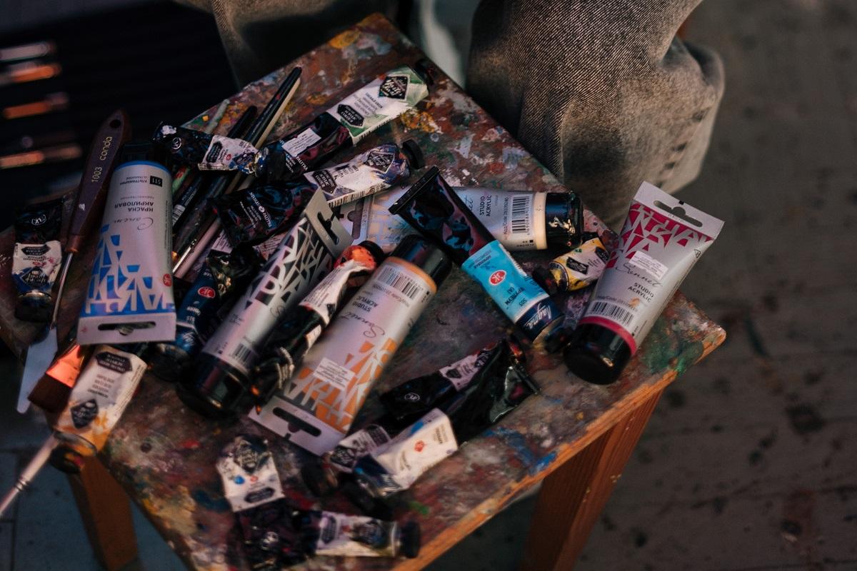 Peinture acrylique contre huile