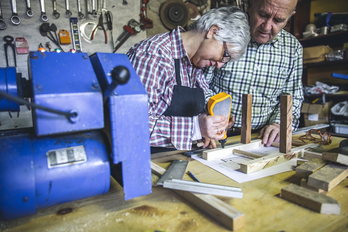 Couple de personnes âgées travaillant dans un atelier de menuiserie.  Pouvez-vous utiliser de la super colle sur le bois.