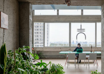 Appartement duplex brutaliste dans la tour Riverside par Studio Okami Architects