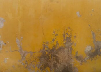 Comment peinture sur la peinture écaillée sur du béton