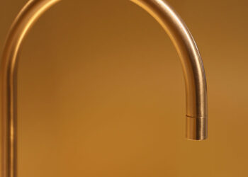 Les teintes sombres profondes et les éléments en cuivre font leur retour dans la conception de la salle de bain