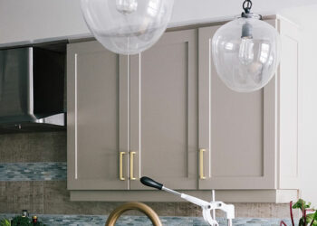 Comment créer une cuisine confortable avec des armoires de cuisine grises et blanches