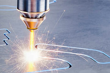 Comment entretenir une enseigne extérieure gravée