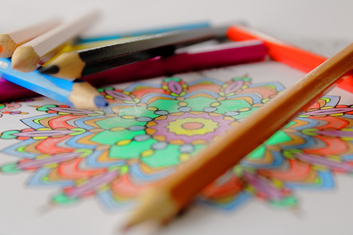 Utiliser des crayons de couleur pour faire des beaux-arts