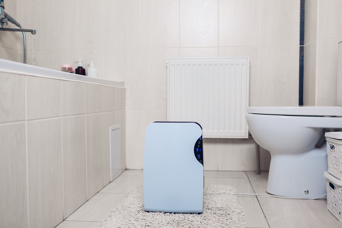 Déshumidificateur avec écran tactile, indicateur d'humidité, lampe UV, ioniseur d'air, réservoir d'eau fonctionne à la maison dans la salle de bain.  Sèche-linge.  Qu'est-ce qu'un déshumidificateur de salle de bain.