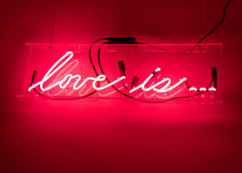 Enseignes au néon : types, utilisations et installation pour la décoration de la maison