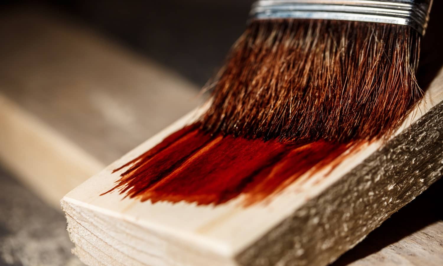 La photo en gros plan de la peinture du bois de couleur marron sur fond sombre.  Copiez l'espace.