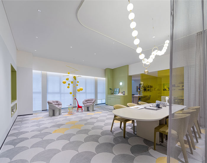 Un espace de travail et de vie qui présente un style de vie simple aux jeunes citadins espace de vie de travail 8