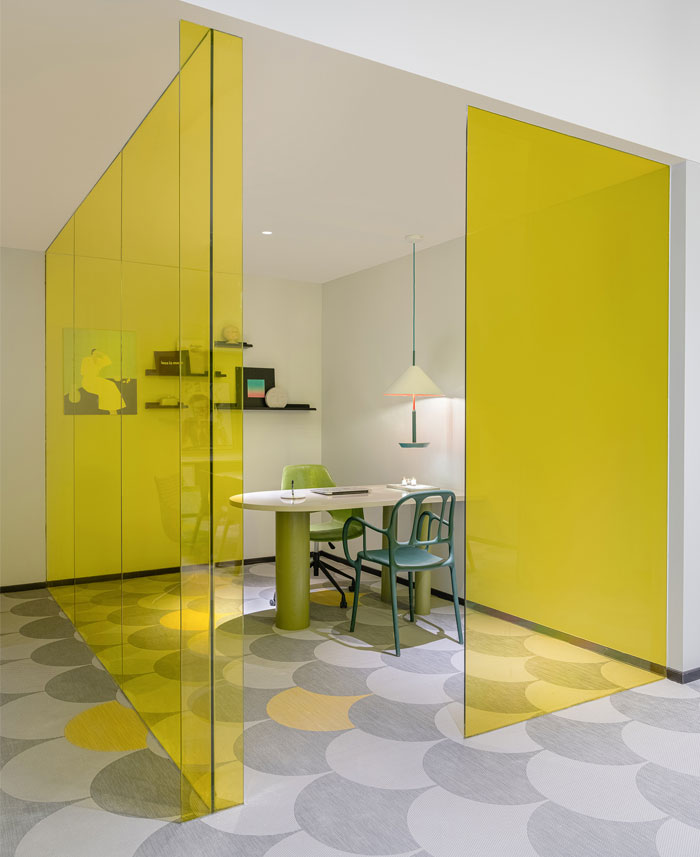 Un espace de travail et de vie qui présente un style de vie simple aux jeunes citadins espace de vie de travail 19