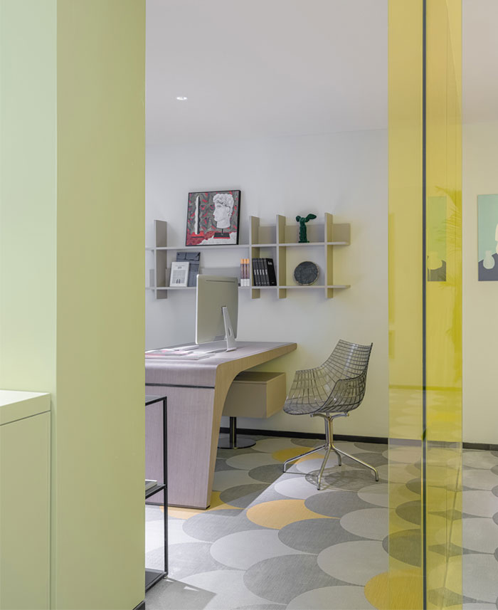 Un espace de travail et de vie qui présente un style de vie simple aux jeunes citadins espace de vie de travail 12