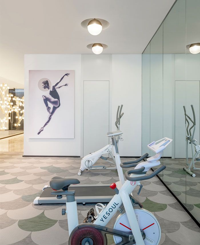 Un espace de travail et de vie qui présente un style de vie simple aux jeunes citadins espace de vie de travail 11