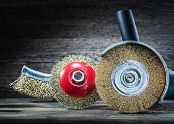 Comment installer une brosse métallique sur une meuleuse d’angle ?  |  Tout ce que tu dois savoir