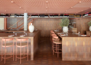 Abat-jour en terre cuite à l’intérieur de Biànca par Richards & Spence