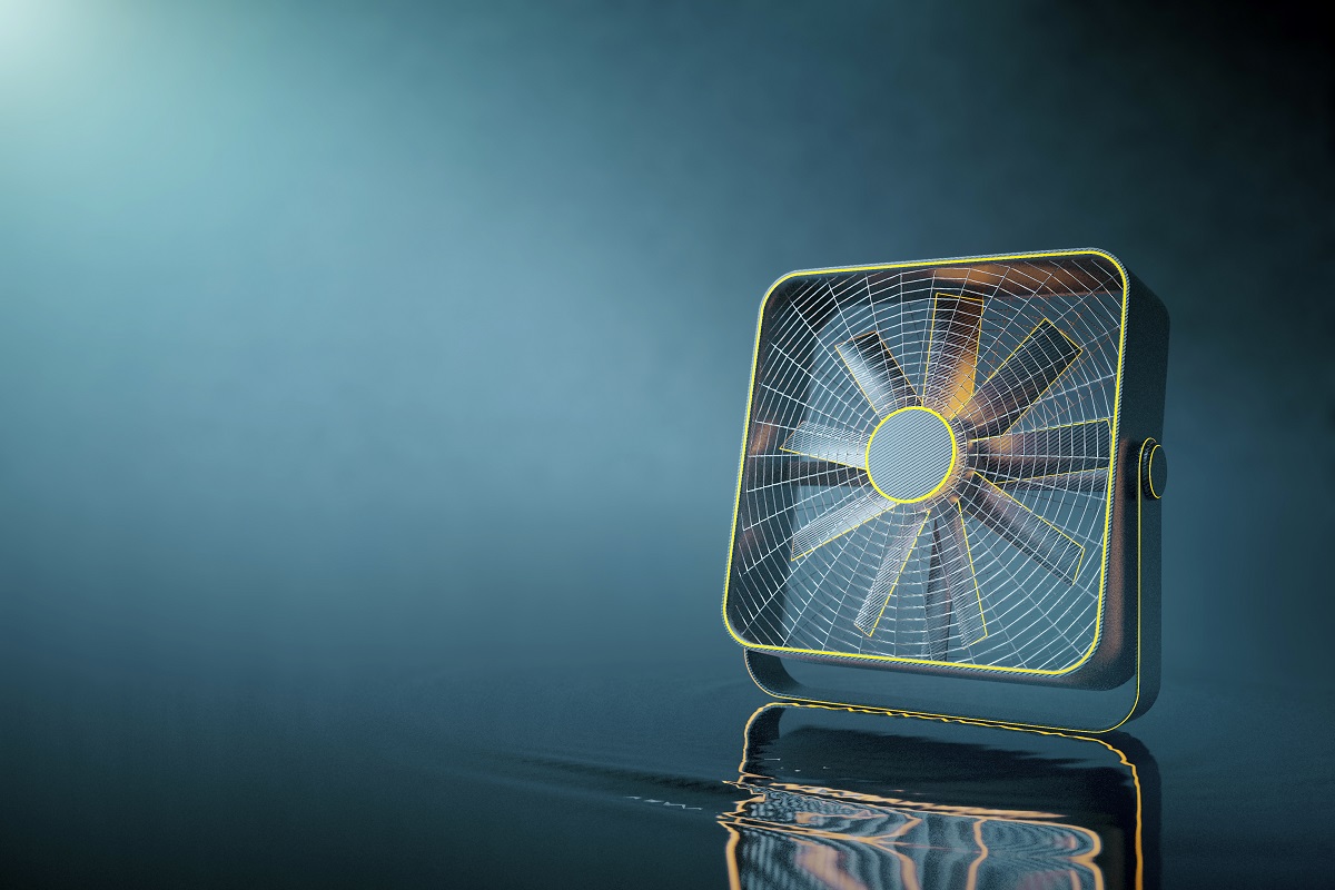 Gros plan d'un ventilateur hi-tech jaune placé sur l'eau avec ondulation et reflets.  Fond gris avec espace de copie.  Rendu 3D.  Comment fonctionne un ventilateur.