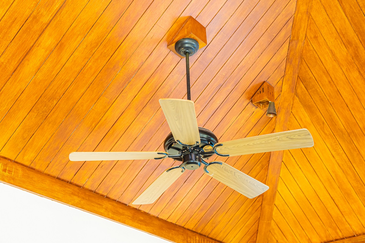 Décoration de ventilateur de plafond électrique à l'intérieur de la pièce.  Raisons pour lesquelles le ventilateur de plafond ne souffle pas d'air.