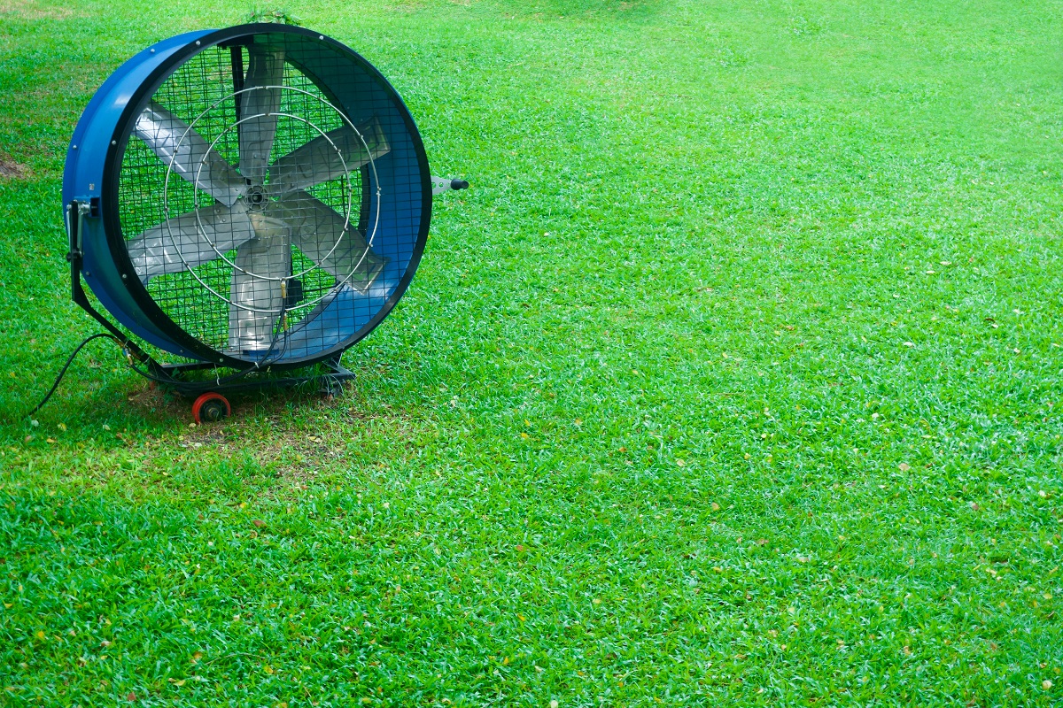 Grand ventilateur rond et puissant en fer métallique professionnel avec persiennes au jardin.  Raisons pour lesquelles votre ventilateur ne fonctionne pas.