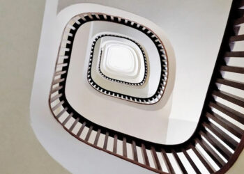 Qu’est-ce qu’un escalier flottant en bois ?  – Apprenez tout ici