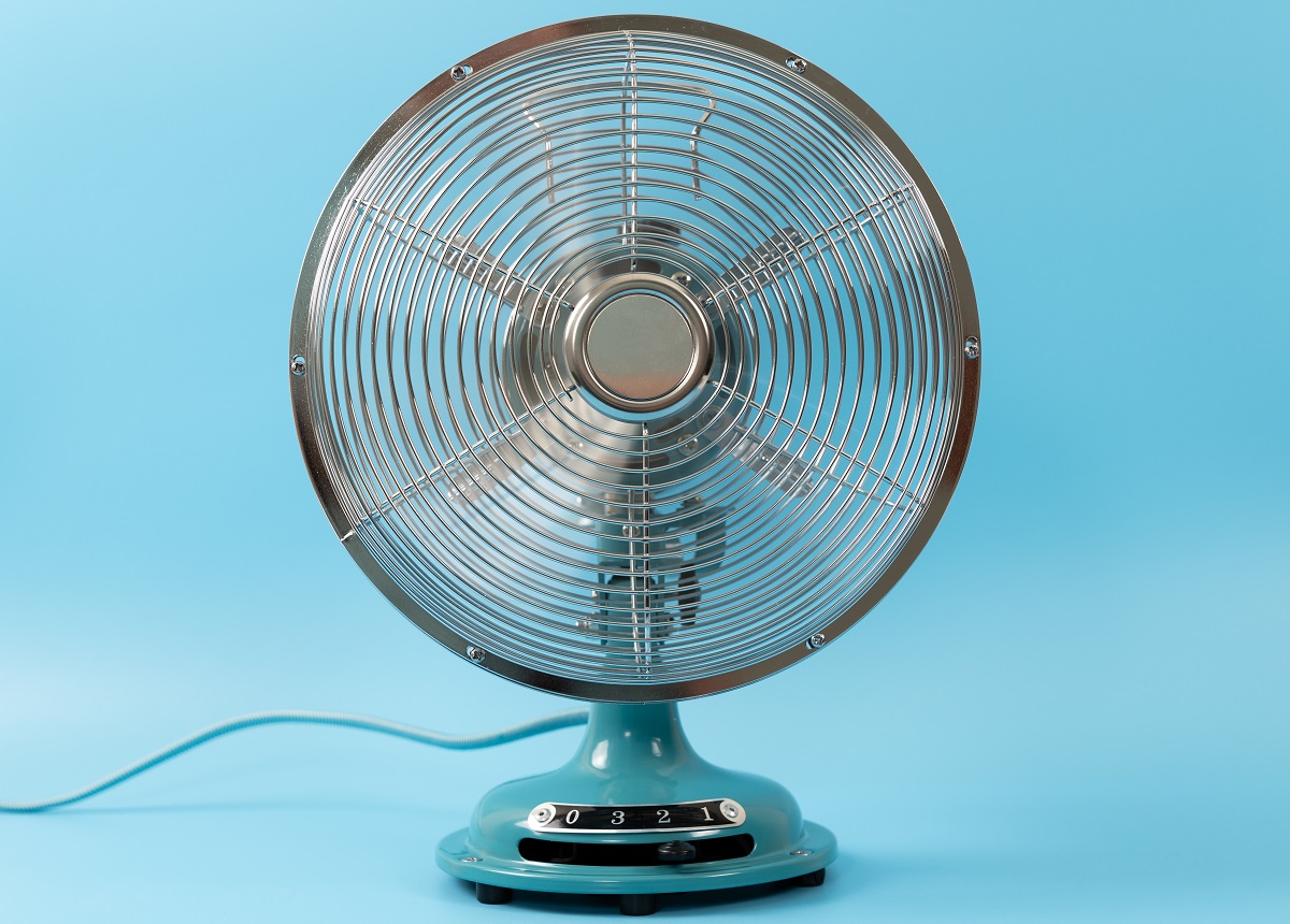 Ventilateur de table rétro vintage isolé sur fond bleu.  Différence entre un ventilateur et un ventilateur soufflant.