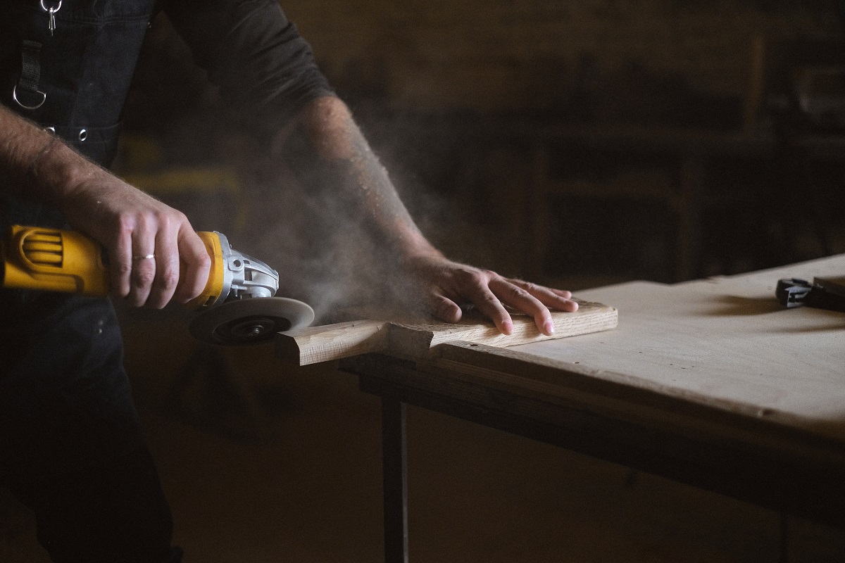 Comment utiliser une meuleuse d'angle pour couper du bois