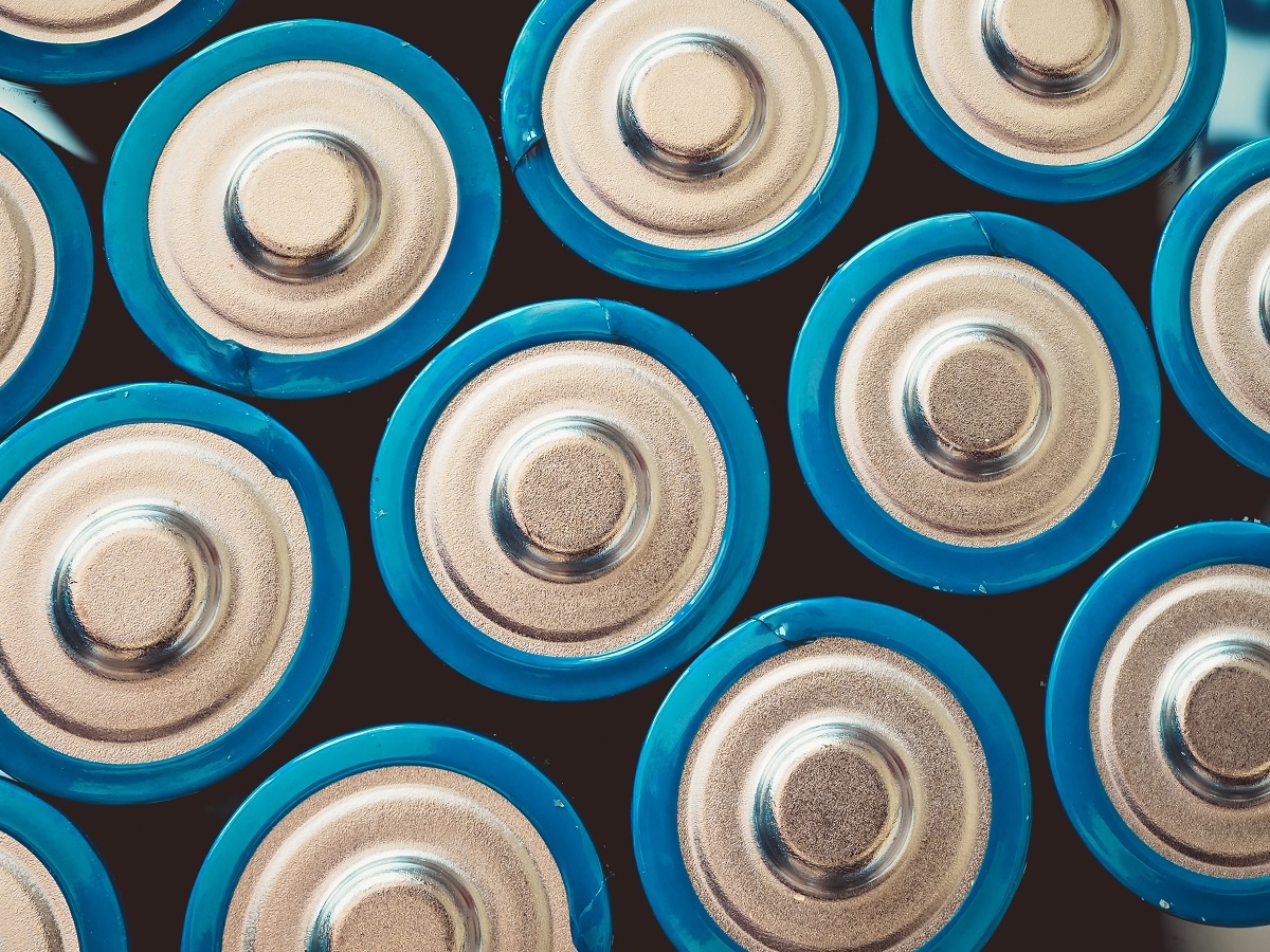 Une prise de vue en grand angle d'un groupe de batteries bleues sur une surface.  Pouvez-vous recharger les piles au lithium CR123A Conclusion.