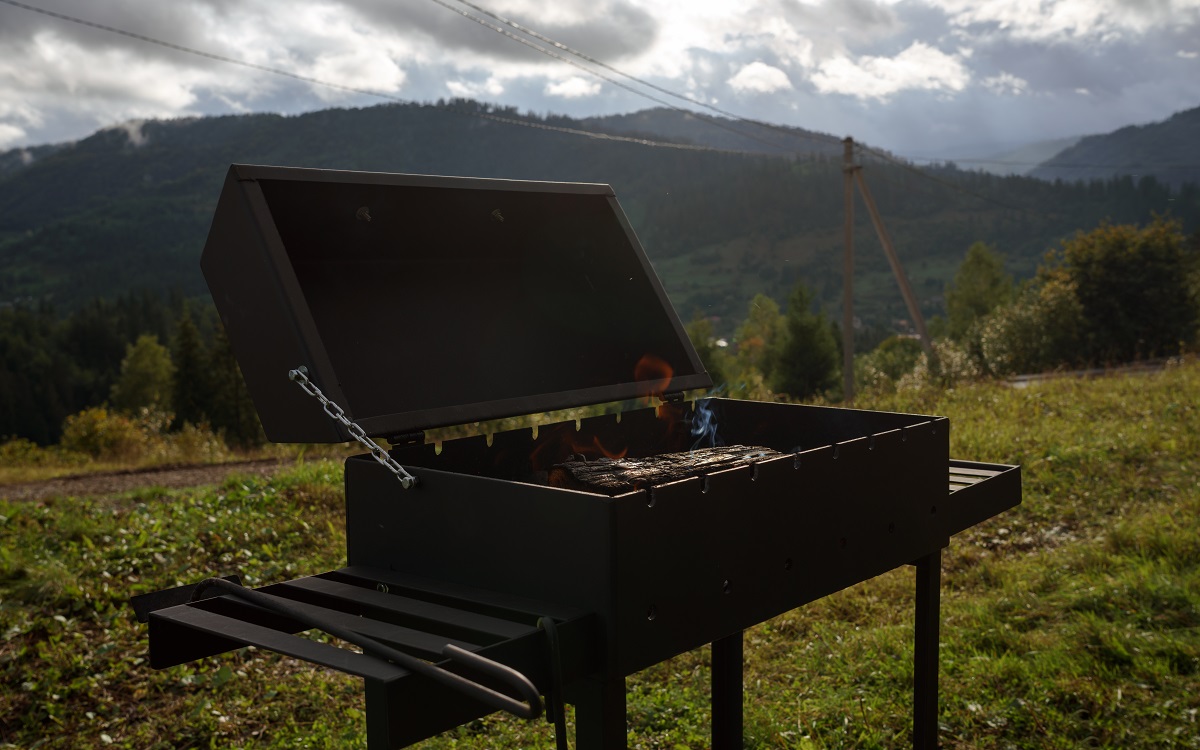 Feu de barbecue avec vue sur la montagne.  Comment construire un fumeur de barbecue isolé Conclusion.
