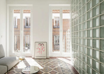 Appartement en verre bleu de Martín Peláez