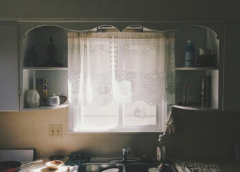 Comment accrocher des rideaux de cuisine avec cantonnière : installation de cantonnière simplifiée