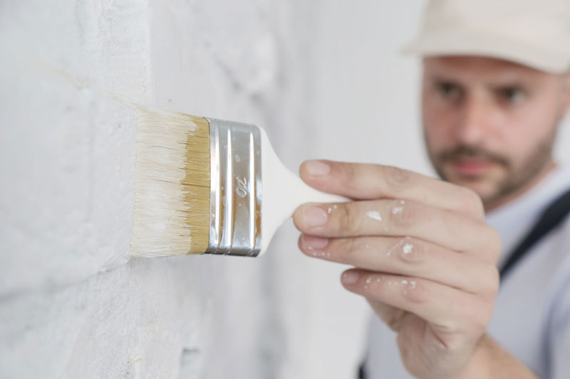 AdobeStock_264651855. Pourquoi un entrepreneur en peinture est le meilleur pour une rénovation d'intérieur de maison