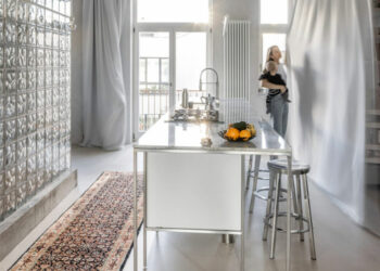 Appartement dans le centre-ville repensé pour une famille grandissante par le studio Kilo / Honč