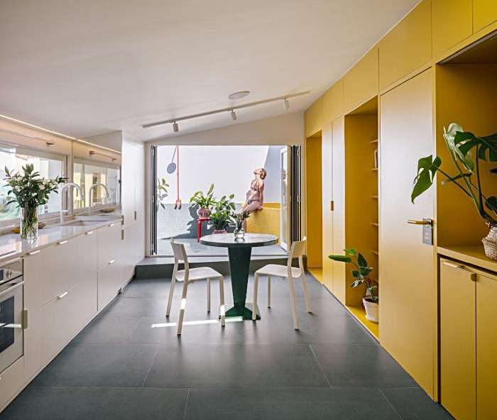 petit appartement design en blanc et jaune gon architects 002