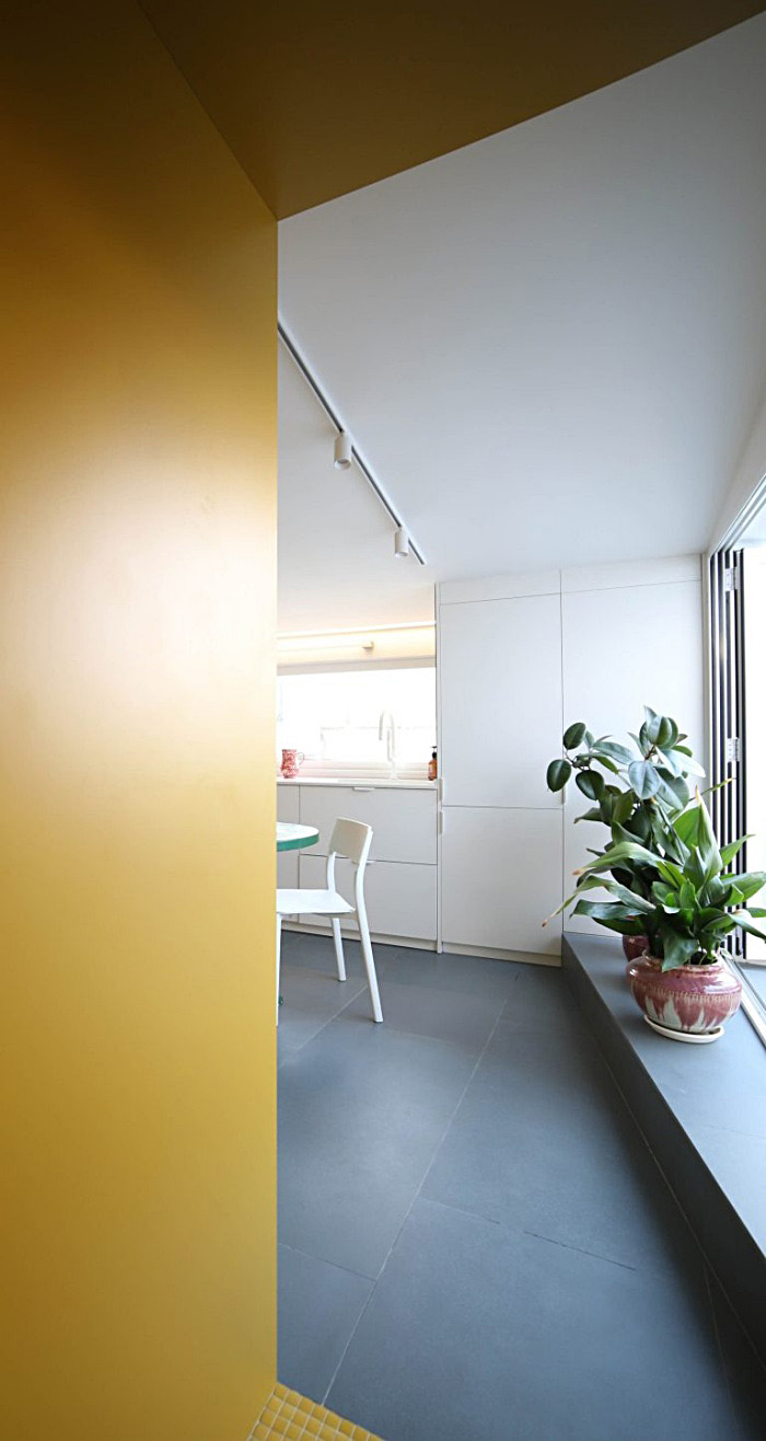 petit appartement design en blanc et jaune gon architects 023