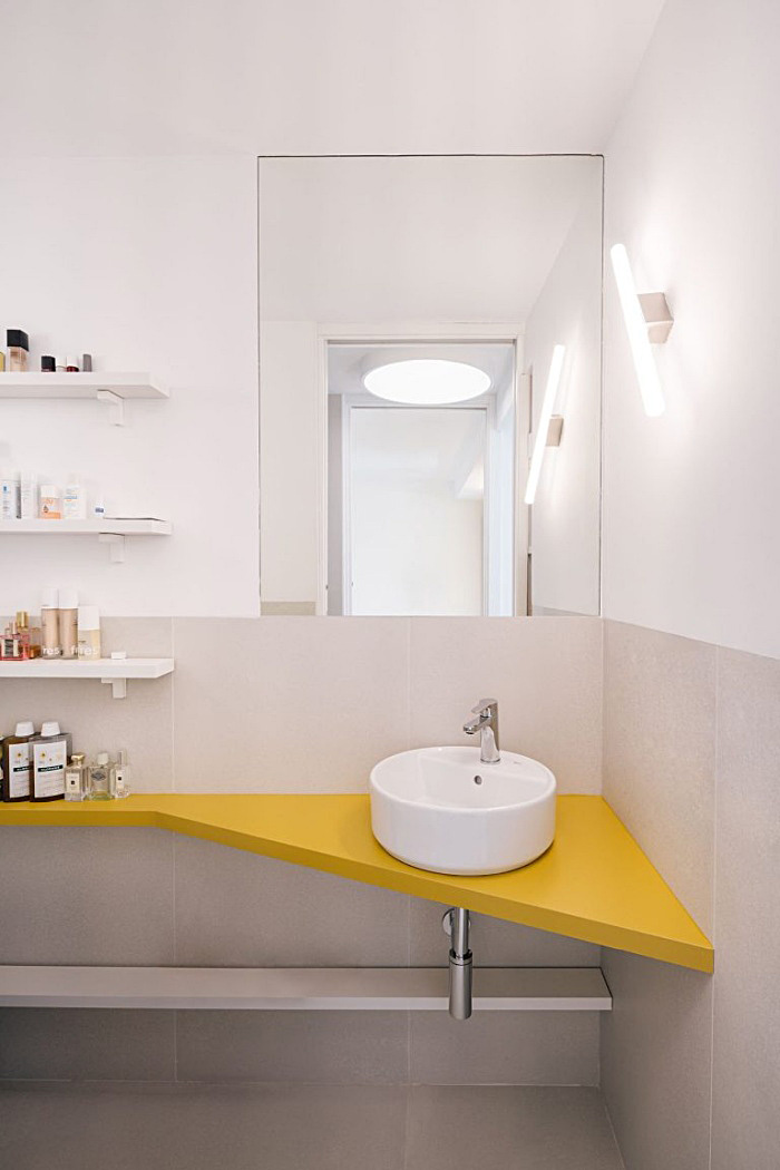 petit appartement design en blanc et jaune gon architects 007