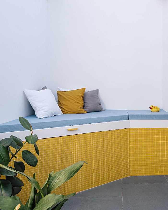 petit appartement design en blanc et jaune gon architects 018