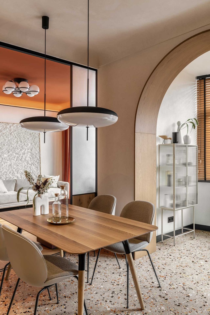appartement moderne plafonds en terre cuite meubles en bois sol en terrazzo 018