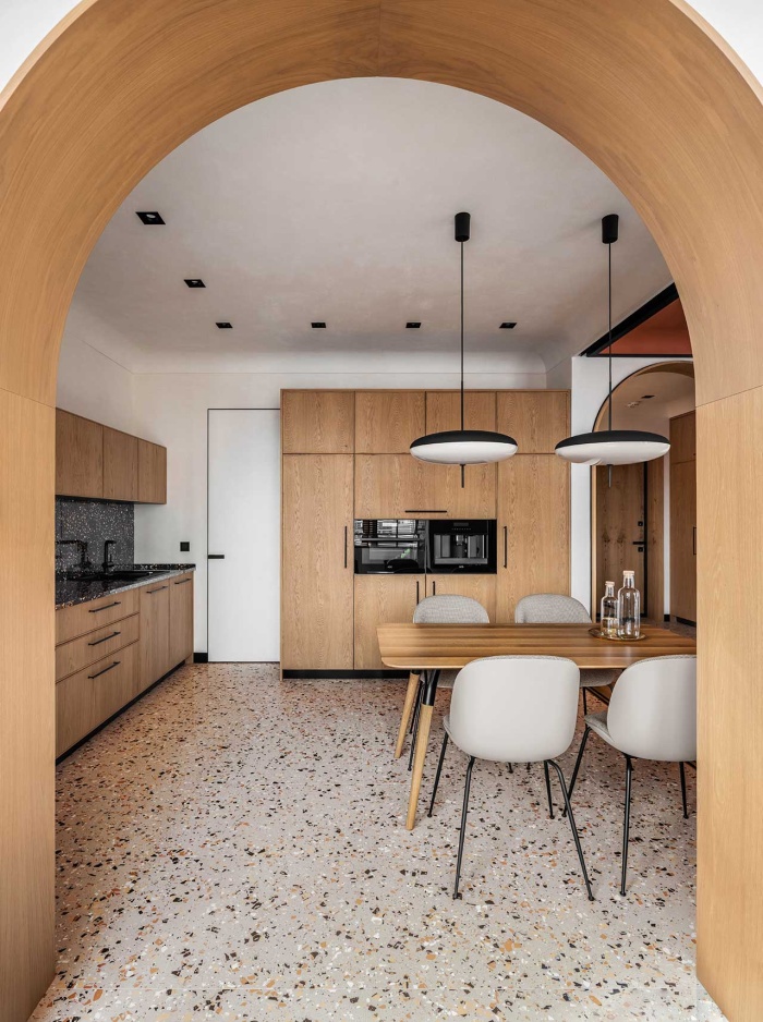 appartement moderne plafonds en terre cuite meubles en bois sol en terrazzo 019