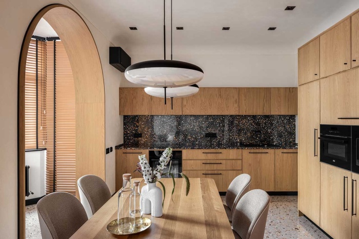 appartement moderne plafonds en terre cuite meubles en bois sol en terrazzo 001