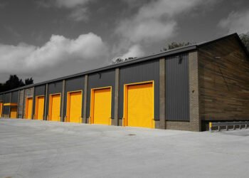 Comment les portes industrielles résistent-elles aux intempéries ?