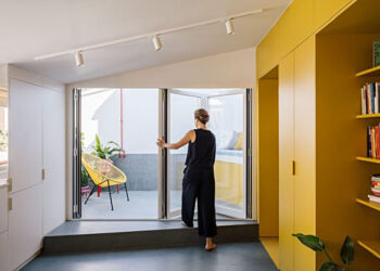 Design de petit appartement en blanc et jaune par Gon Architects