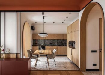 Un appartement moderne à Kiev – Plafonds en terre cuite, meubles en bois et sol en terrazzo