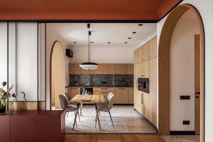 appartement moderne plafonds en terre cuite meubles en bois sol en terrazzo 012