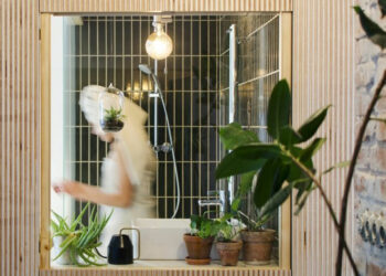 Intérieur avec murs en briques apparentes par Toito architekti