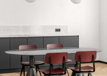 Petit appartement urbain par Maya Baklan