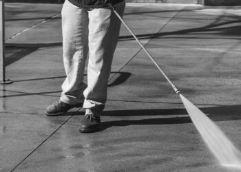 Quels sont les avantages du lavage à pression pour les surfaces intérieures et extérieures ?