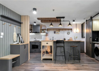 Ancien appartement rustique qui encadre le paysage extérieur